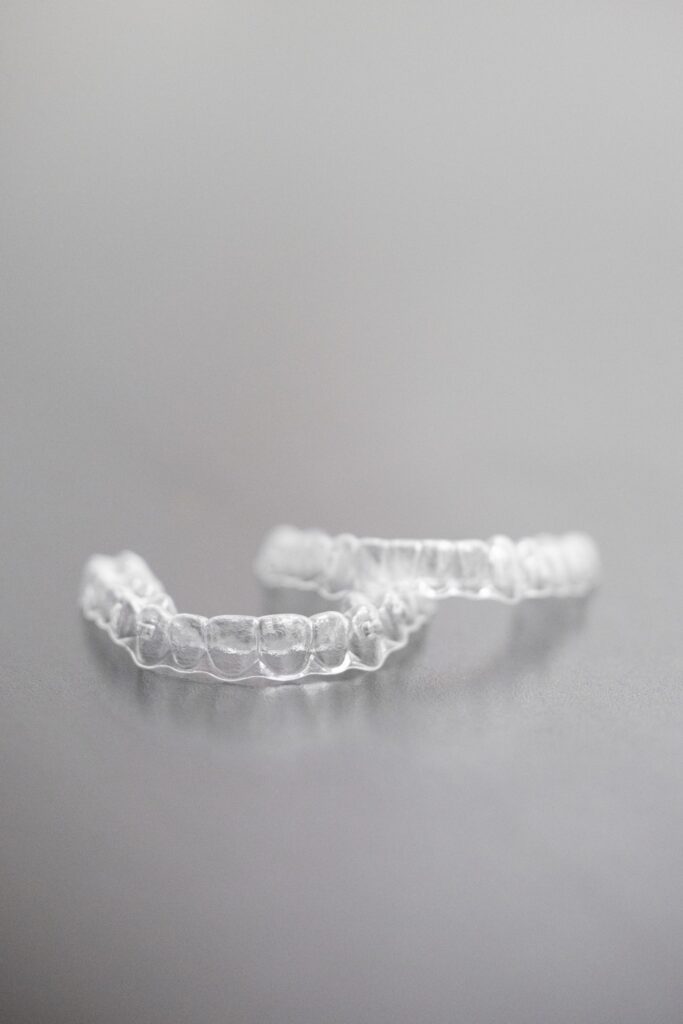 Zwei transparente Aligner-Schienen