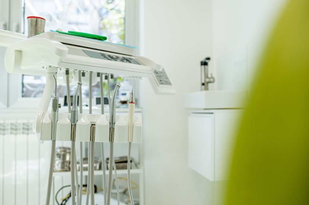 Heller Behandlungsraum mit Instrumentenablage