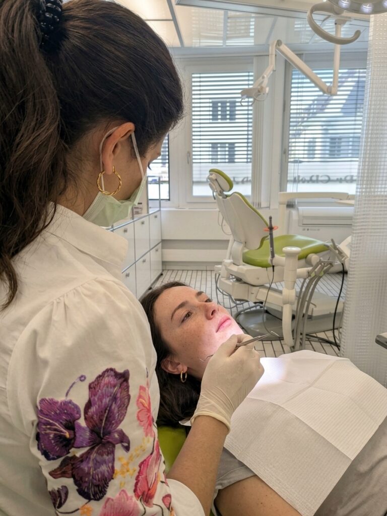 Dr. Beri Mike behandelt eine Patientin auf dem Behandlungsstuhl