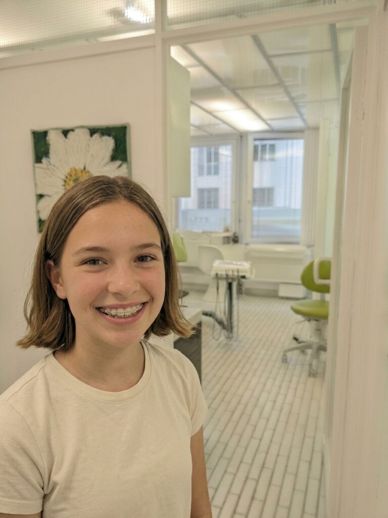 praxis mädchen mit zahnspange